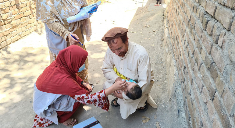 Polio vaccination campaigns restart in Afghanistan and Pakistan after COVID-19 hiatus | UN News – SDGs
